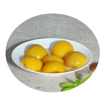Консервированные половинки желтого персика в легком сиропе